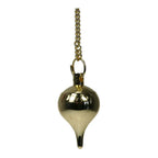 Pendule en métal doré brillant en forme de goutte, suspendu à une chaîne à maillons serrés sur un fond blanc.