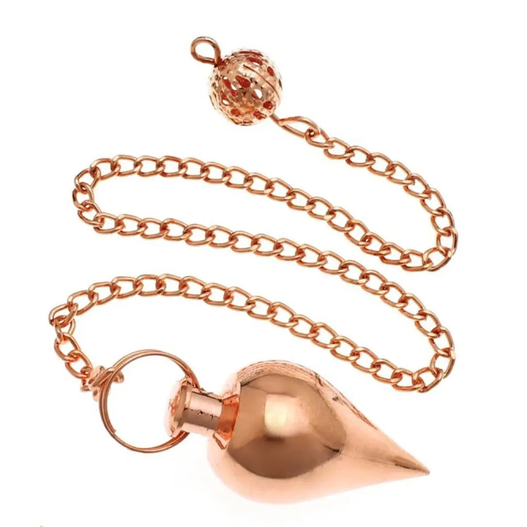 Pendule Goutte en métal cuivré brillant avec chaîne et terminaison sphérique ajourée sur fond blanc.