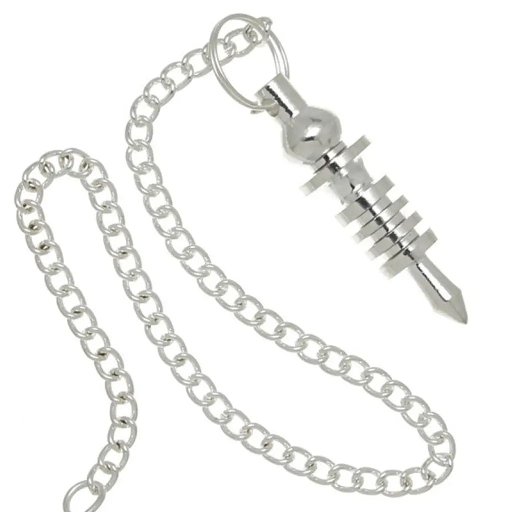 Pendule Isis argenté à témoin en métal brillant avec chaîne et corps annelé forme égyptienne.
