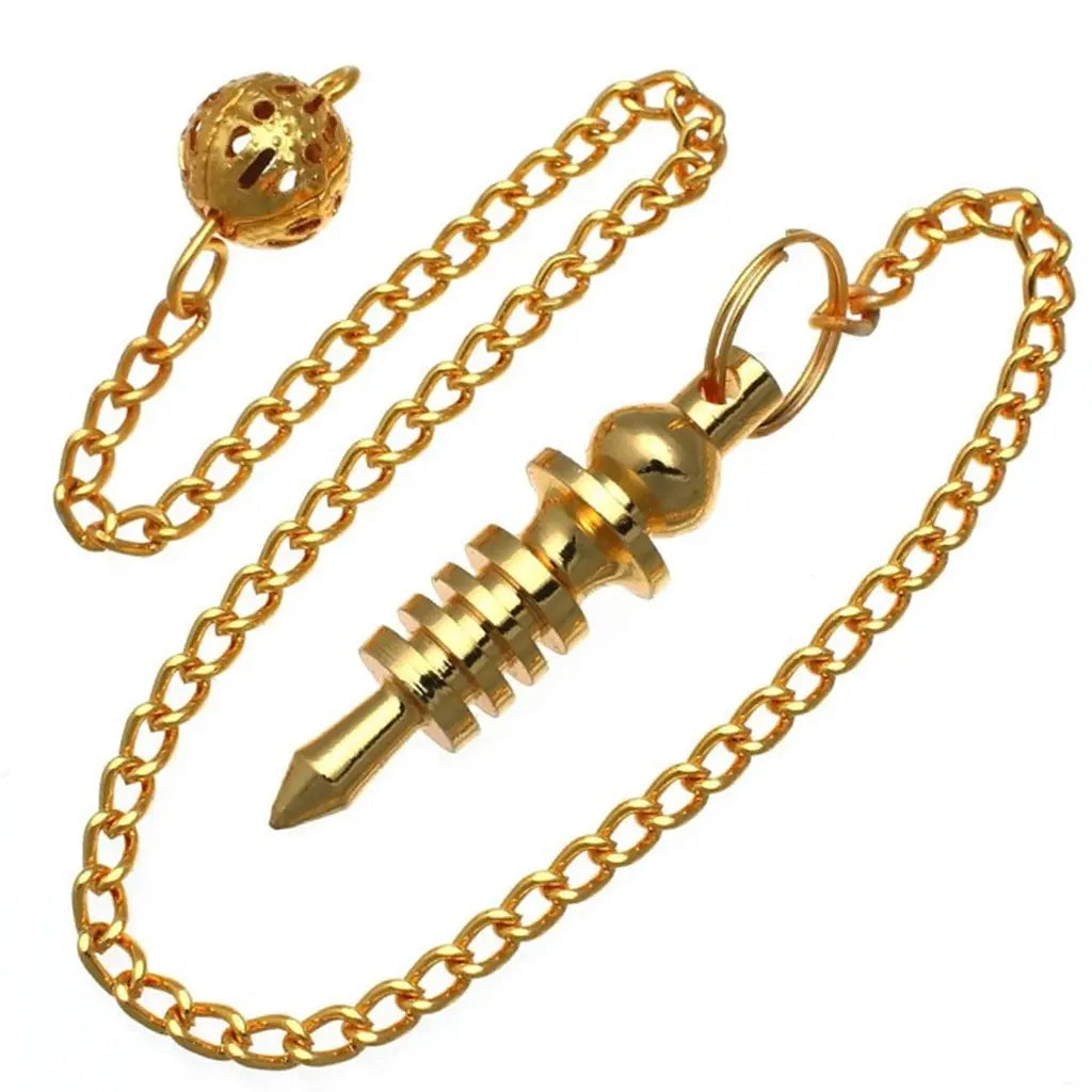 Pendule Isis doré à témoin en métal brillant avec chaîne et corps annelé forme égyptienne.