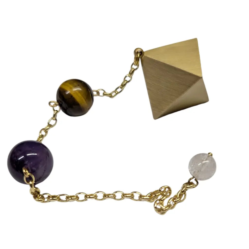 Pendule Lumière Fangain en métal doré brossé de forme pyramidale, avec chaîne ornée de perles d'améthyste, d'œil de tigre et de cristal de roche.