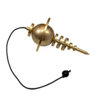Pendule Planétaire en métal doré avec sphère et anneau sur fond blanc.