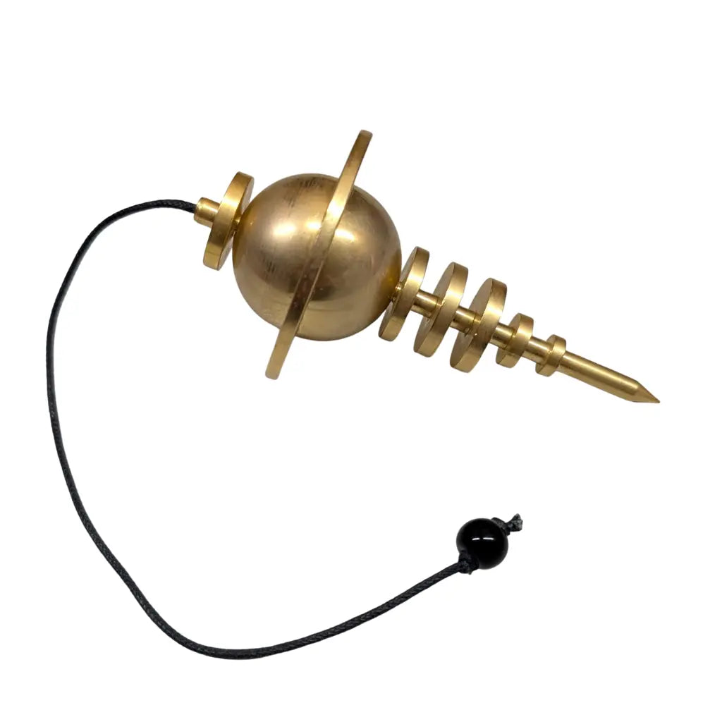 Pendule Planétaire en métal doré avec sphère et anneau sur fond blanc.