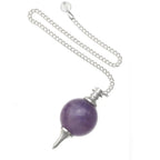 Pendule Séphoroton en améthyste et métal argenté avec chaîne et perle terminale transparente sur fond blanc.
