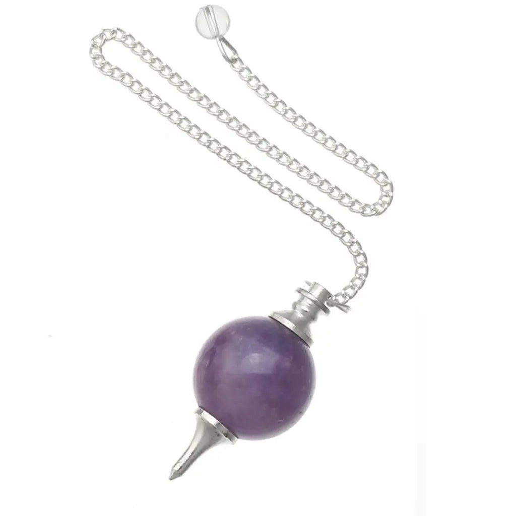 Pendule Séphoroton en améthyste et métal argenté avec chaîne et perle terminale transparente sur fond blanc.