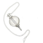 Pendule Séphoroton en cristal de roche et métal argenté avec chaîne et perle terminale transparente sur fond blanc.