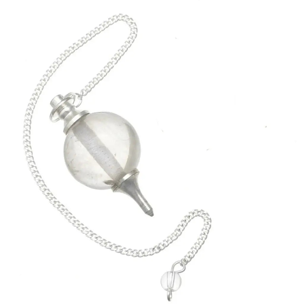 Pendule Séphoroton en cristal de roche et métal argenté avec chaîne et perle terminale transparente sur fond blanc.