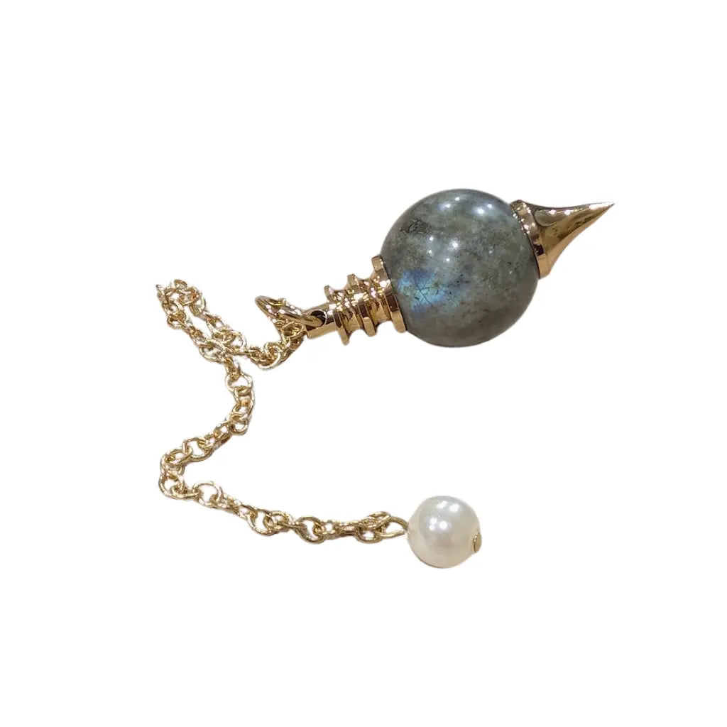 Pendule Séphoroton en labradorite aux reflets bleutés avec monture et chaîne en métal doré, terminé par une perle blanche sur fond blanc.