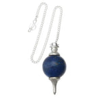 Pendule Séphoroton composé d'une sphère de lapis-lazuli d'un bleu profond avec inclusions dorées, monté sur une armature et une chaîne en métal argenté.