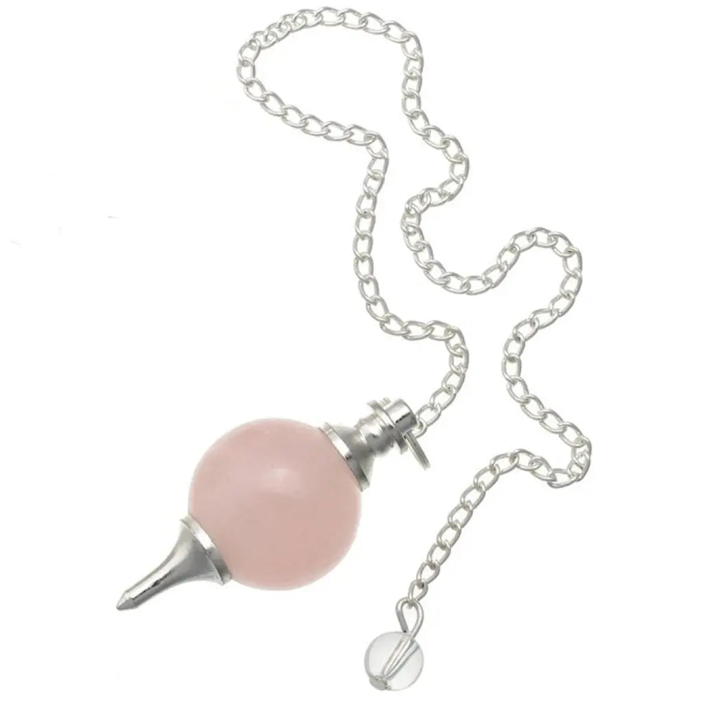 Pendule Séphoroton en quartz rose et métal argenté avec chaîne et perle terminale transparente sur fond blanc.
