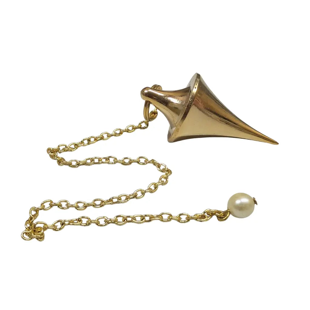 Pendule Toupie en métal doré brillant avec chaîne et perle blanche sur fond blanc.