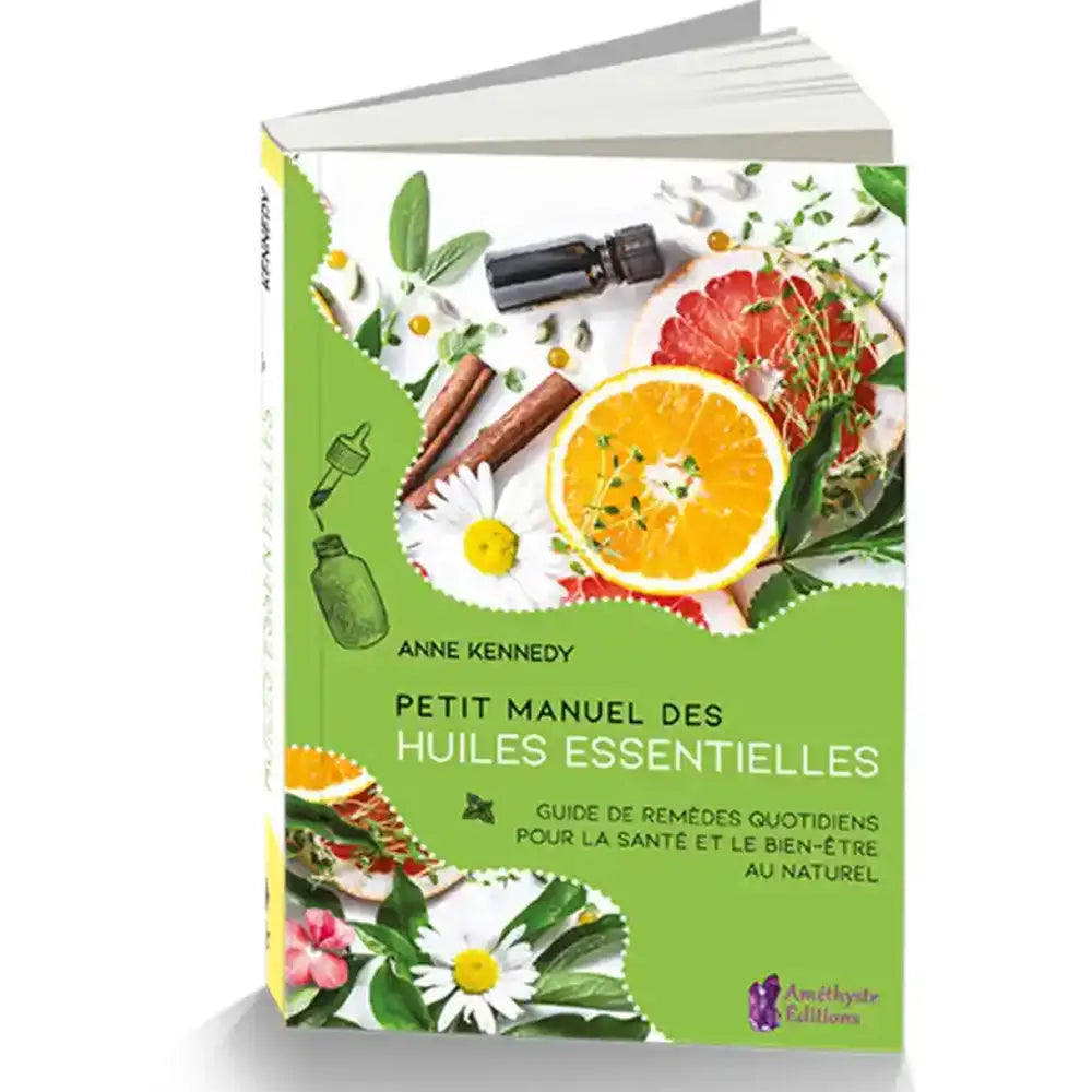 La couverture du livre Petit Manuel des Huiles Essentielles d'Anne Kennedy chez Améthyste Éditions illustre des agrumes, des fleurs et des flacons sur fond vert et blanc.