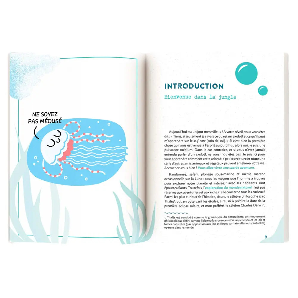 Cette double page d'introduction du livre Petits Conseils d'une Humble Méduse dévoile un texte explicatif et un dessin de méduse stylisée sur fond bleu et blanc.