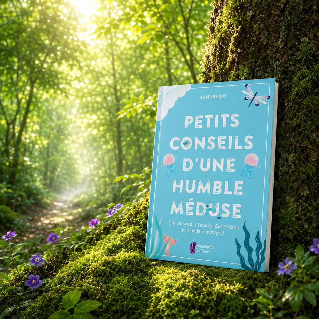 Livre Petits Conseils d'une Humble Méduse - Rani Shah sur mousse sacrée au pied d'un arbre, entouré de fleurs violettes sous des rayons de soleil magiques.