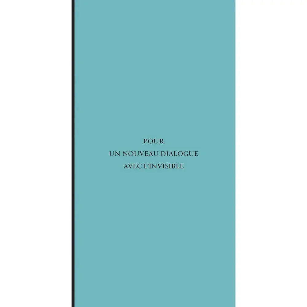 Une page intérieure du livre Phénomènes affiche au centre la phrase « POUR UN NOUVEAU DIALOGUE AVEC L’INVISIBLE » sur un fond uni bleu turquoise.