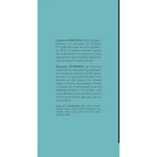Une page intérieure du livre Phénomènes présente les biographies des auteurs Laurent Kasprowicz et Romuald Leterrier sur un fond uni bleu turquoise.