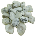 Pierres de lune polies de qualité "extra" originaires d'Inde, présentant des teintes blanches avec des inclusions noires.