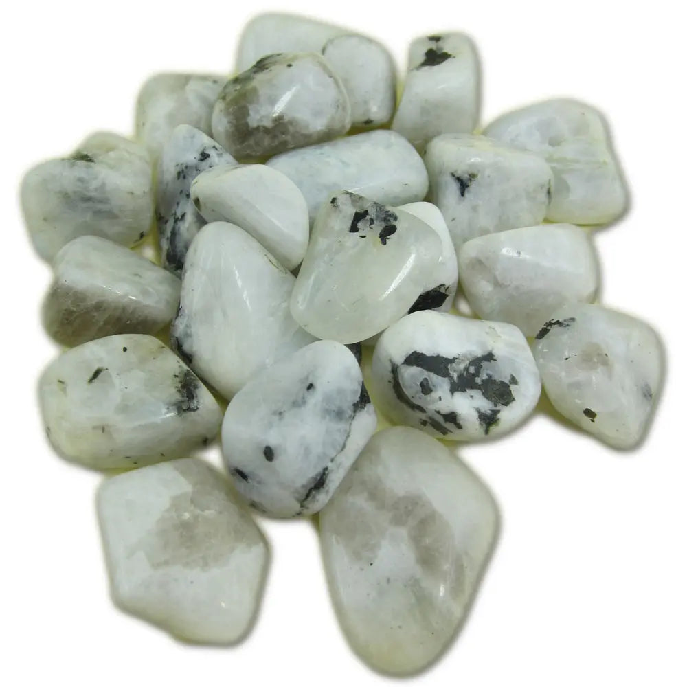 Pierres de lune polies de qualité "extra" originaires d'Inde, présentant des teintes blanches avec des inclusions noires.