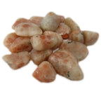 Un groupe de pierres de pierre de soleil roulées aux teintes crème et orangées parsemées de paillettes scintillantes naturelles, présenté sur un fond blanc uni.