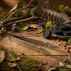 Pince Métallique à Charbons Ardents - Crocodile argentée posée sur un autel en bois avec charbons ronds.