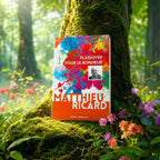 Livre Plaidoyer pour le Bonheur - Matthieu Ricard sur mousse sacrée au pied d'un arbre, entouré de fleurs violettes sous des rayons de soleil magiques.