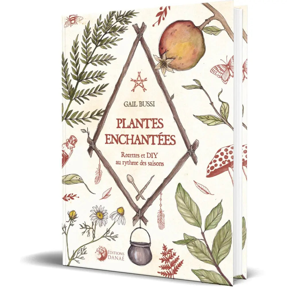 La couverture du livre Plantes Enchantées de Gail Bussi chez Éditions Danaé présente un chaudron suspendu à un trépied en bois, entouré d'illustrations botaniques (champignon, grenade, fleurs) sur fond crème.