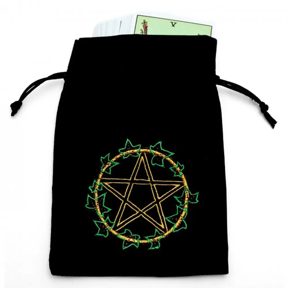 Pochette en velours noir à cordons, brodée d’un pentagramme doré entouré de feuilles vertes (cartes visibles).