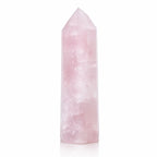 Pointe verticale en quartz rose poli, présentant des nuances cristallines naturelles, isolée sur un fond blanc.