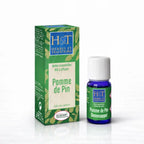 Un flacon et son étui de la synergie d'huiles essentielles "Pomme de Pin" (Bio) de la marque Herbes & Traditions, certifiés Ecocert et présentés dans un design vert aux motifs forestiers sur fond blanc.