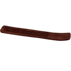 Porte-encens long et incurvé en bois, décor gravé « arbre de vie » et frises, présenté sur fond blanc.