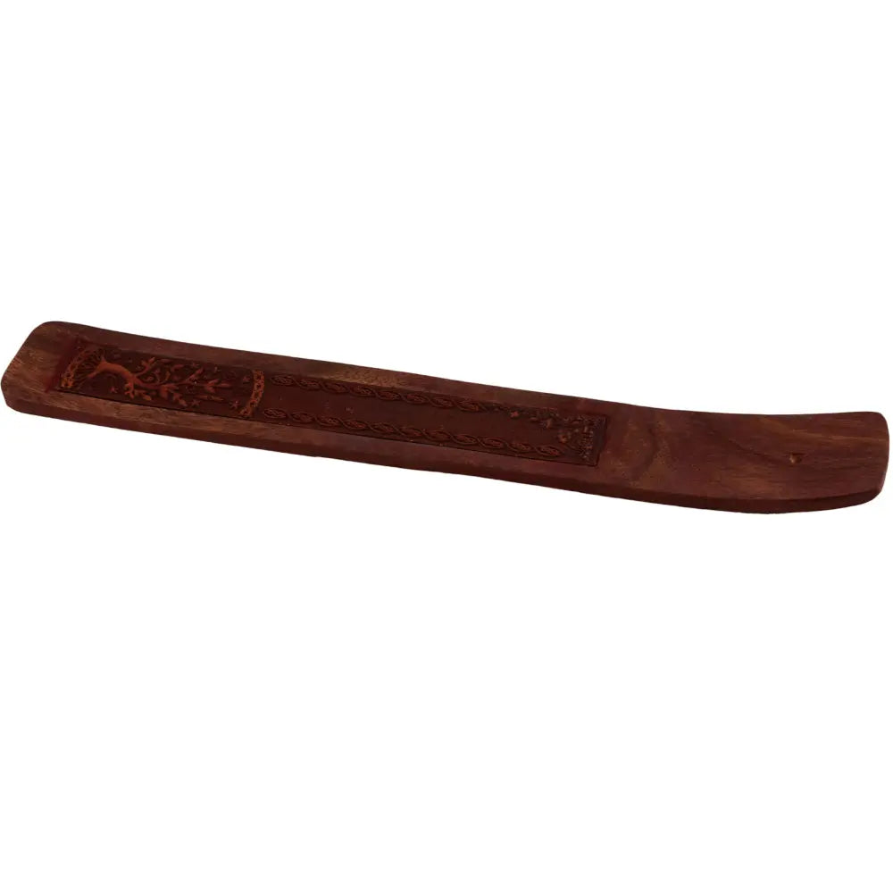 Porte-encens long et incurvé en bois, décor gravé « arbre de vie » et frises, présenté sur fond blanc.