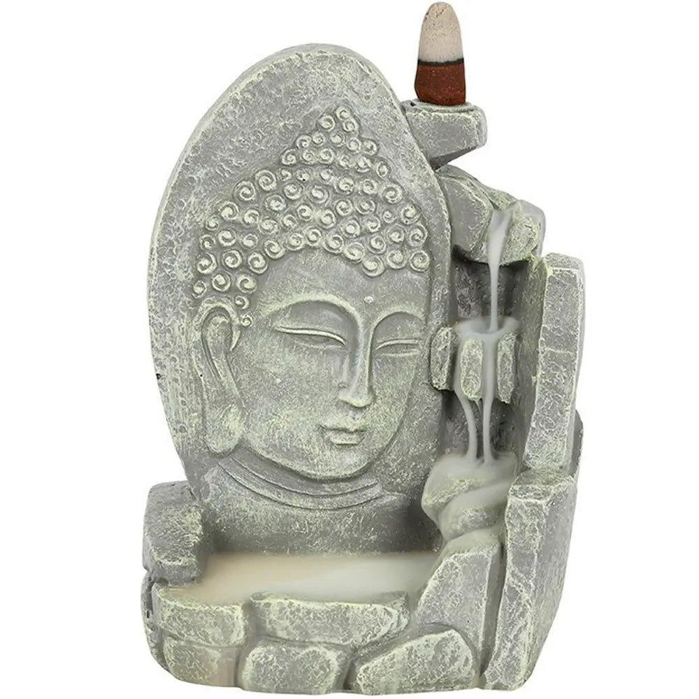 Porte-encens backflow gris aspect pierre, visage de Bouddha et cascade de fumée, cône d’encens placé en haut, sur fond blanc.