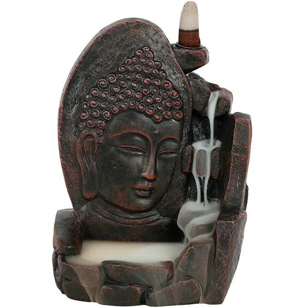 Porte-encens backflow noir effet pierre avec visage de Bouddha, cascade de fumée blanche et cône d’encens au sommet, sur fond blanc.