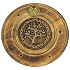 Porte-encens rond en laiton gravé d’un arbre de vie, avec trous pour bâtons et coupelle pour cône d’encens.