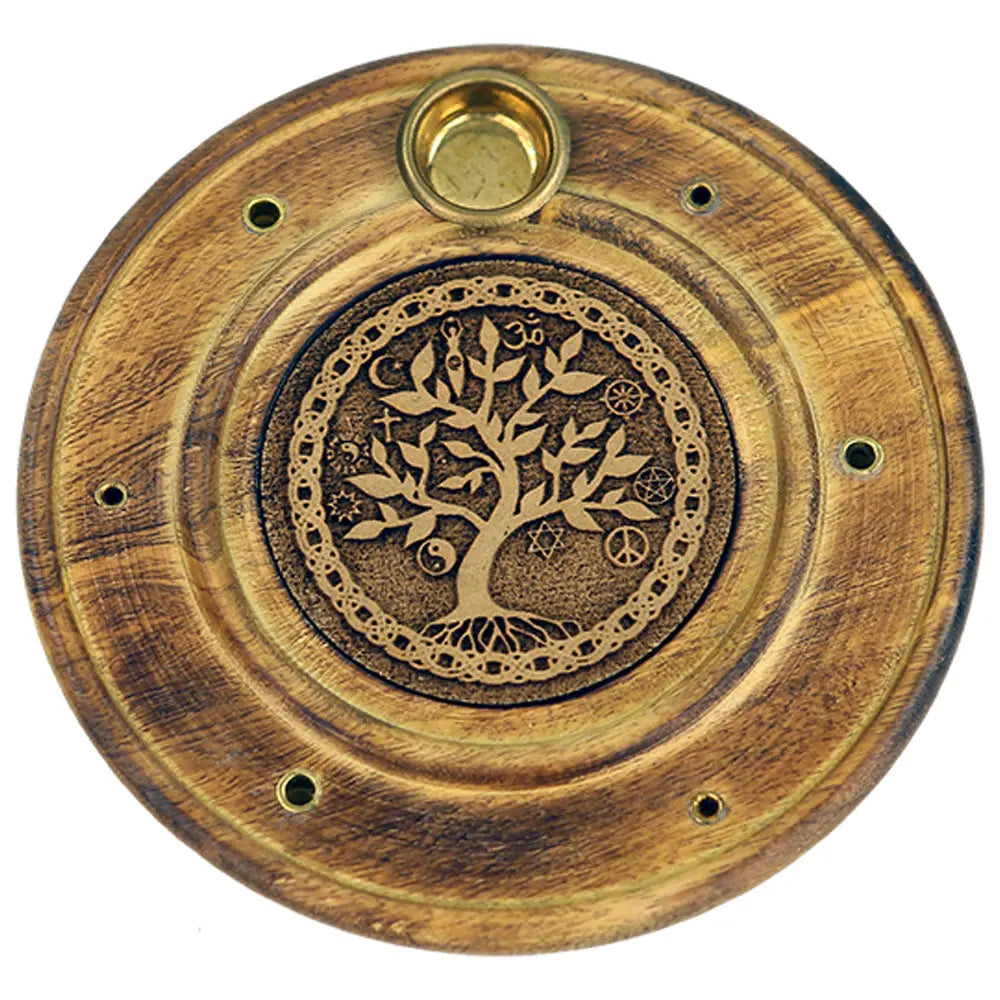 Porte-encens rond en laiton gravé d’un arbre de vie, avec trous pour bâtons et coupelle pour cône d’encens.