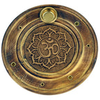 Porte-encens rond en laiton gravé du symbole Om, avec petits trous pour bâtons et une coupelle pour cône d’encens.