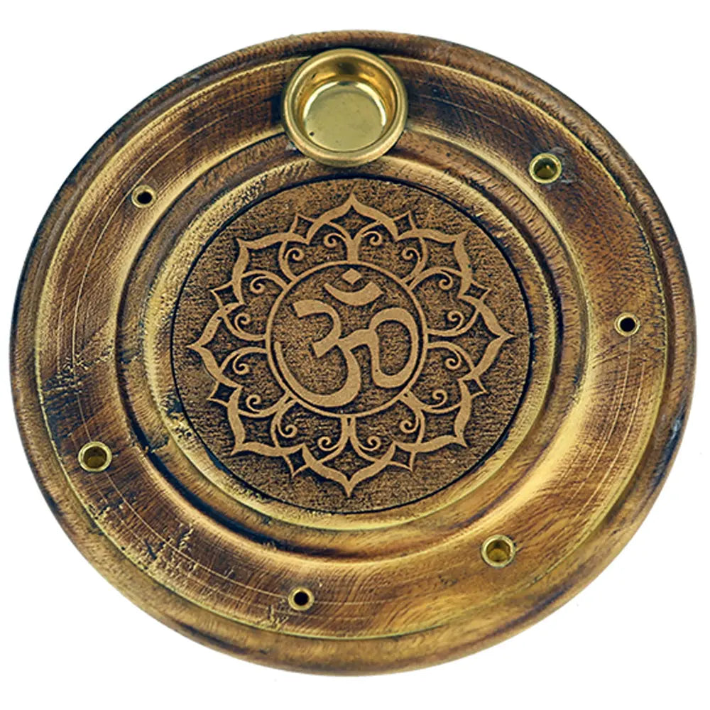 Porte-encens rond en laiton gravé du symbole Om, avec petits trous pour bâtons et une coupelle pour cône d’encens.
