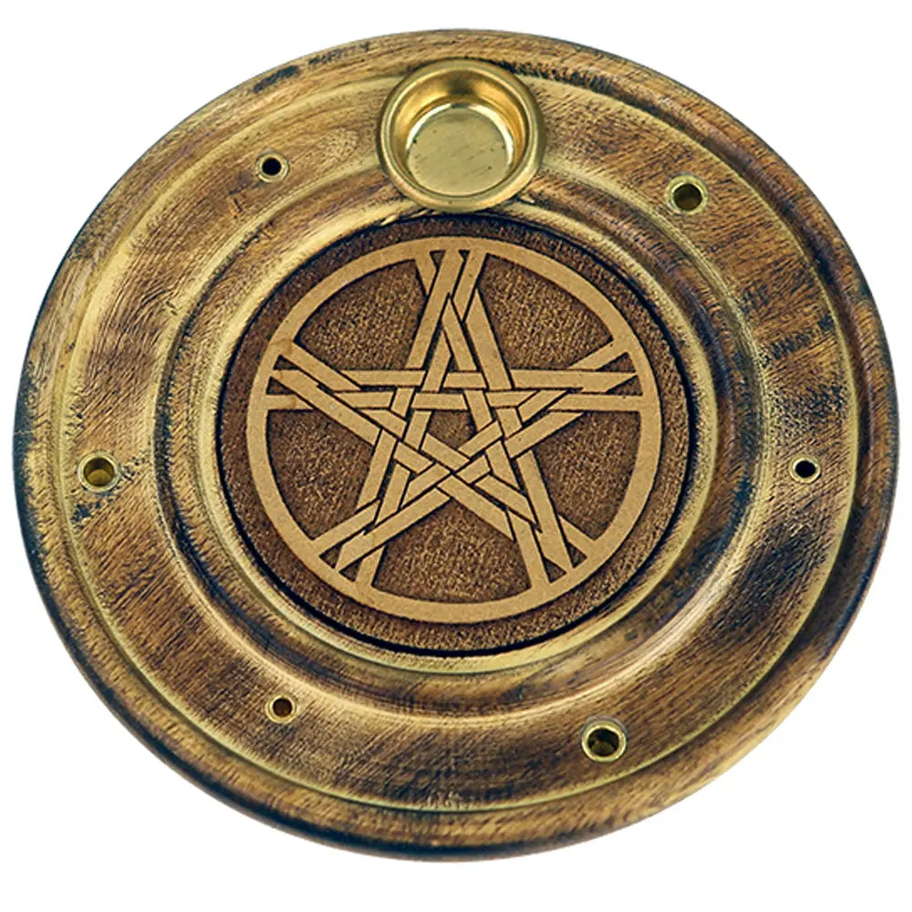Porte-encens rond en bois avec incrustation de pentacle, trous pour bâtonnets et coupelle pour encens en cône, posé sur mousse et écorce.