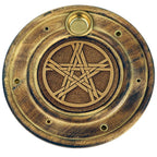 Porte-encens rond en bois avec incrustation de pentacle, trous pour bâtonnets et coupelle pour encens en cône, posé sur mousse et écorce.