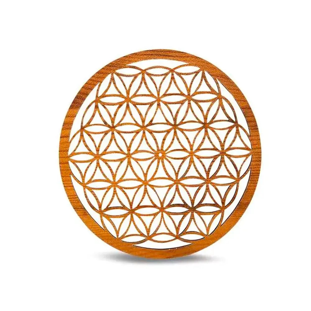 Décoration murale ronde en bois ajouré avec motif « Fleur de Vie », sur fond blanc.