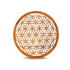 Décoration murale ronde en bois ajouré avec motif « Fleur de Vie », sur fond blanc.