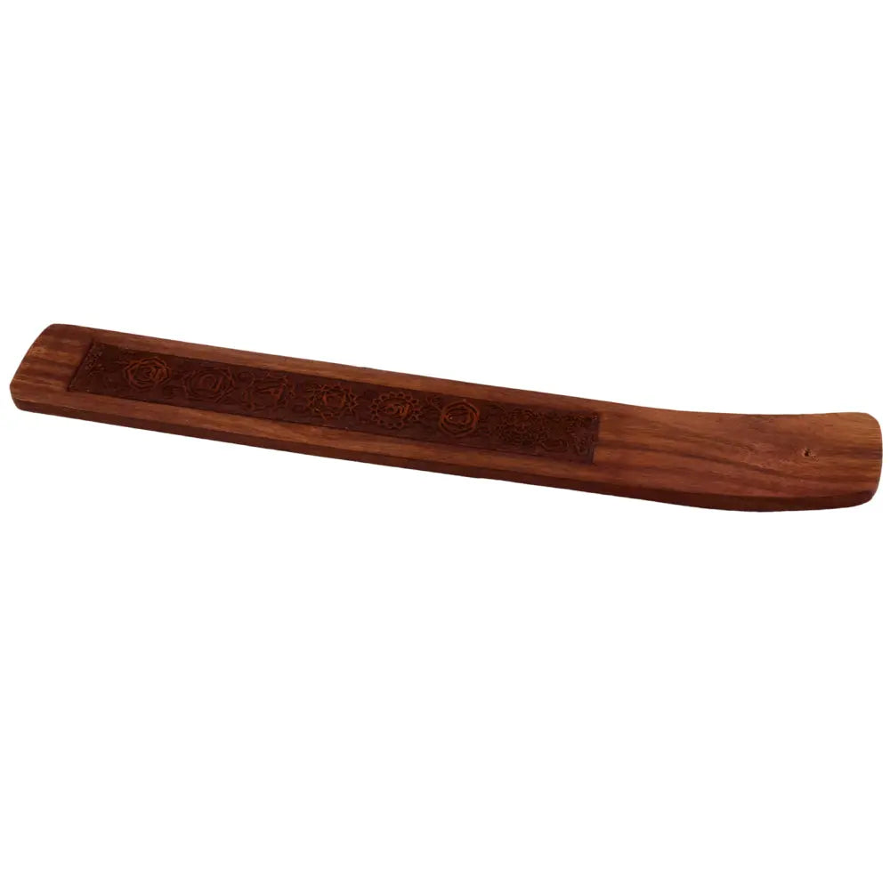 Porte-encens en bois courbé gravé avec les symboles des 7 chakras, isolé sur fond blanc.
