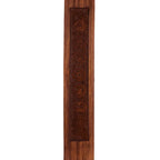 Gros plan vertical d’un porte-encens en bois gravé avec les symboles des 7 chakras alignés, sur fond blanc.