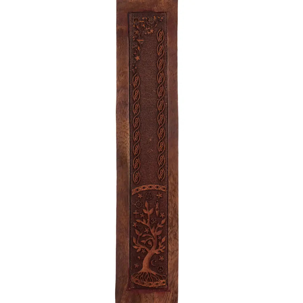 Gros plan vertical d’un porte-encens en bois gravé, avec motif « arbre de vie » et frises décoratives, sur fond blanc.