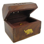 Un porte-encens en forme de petit coffret en bois foncé, orné d'une incrustation d'éléphant doré et muni d'un couvercle ajouré pour la diffusion, présenté ouvert sur un fond blanc.