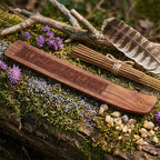 Porte encens en bois de Sheesham Gravé - 7 Chakras posé sur une table pour l'alignement énergétique.