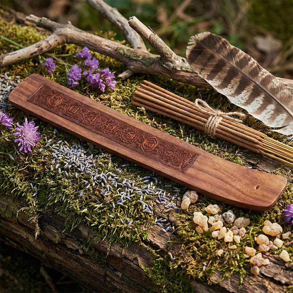 Porte encens en bois de Sheesham Gravé - 7 Chakras posé sur une table pour l'alignement énergétique.