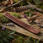 Porte encens en bois de Sheesham Gravé - Arbre de Vie posé sur de la mousse pour un rituel d'ancrage.