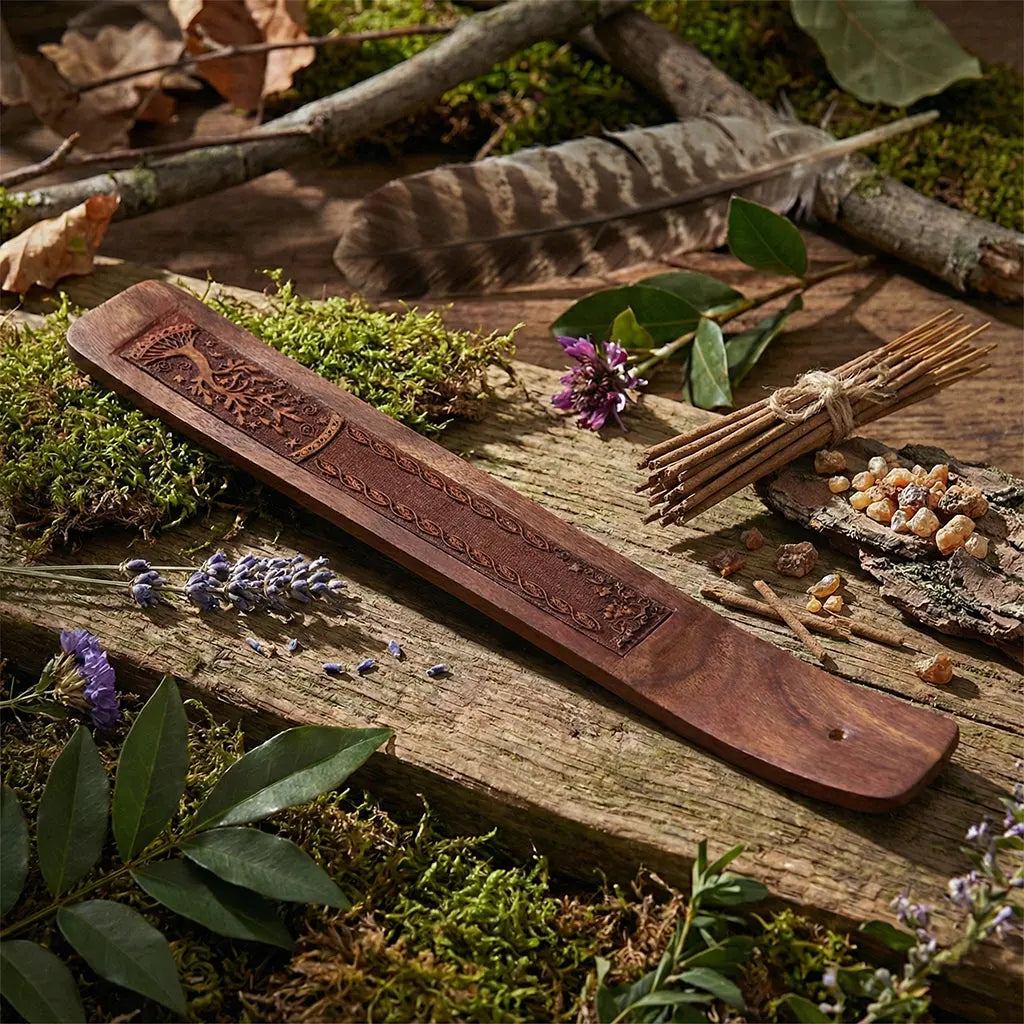 Porte encens en bois de Sheesham Gravé - Arbre de Vie posé sur de la mousse pour un rituel d'ancrage.