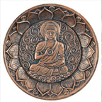 Porte-encens rond en métal effet bronze, décor Bouddha en méditation au centre entouré d’un motif fleur de lotus.